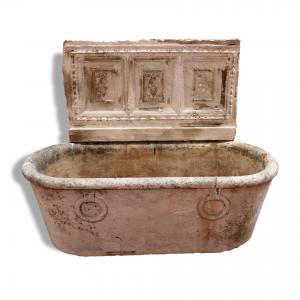 Fontana antica in marmo. Epoca 1700.